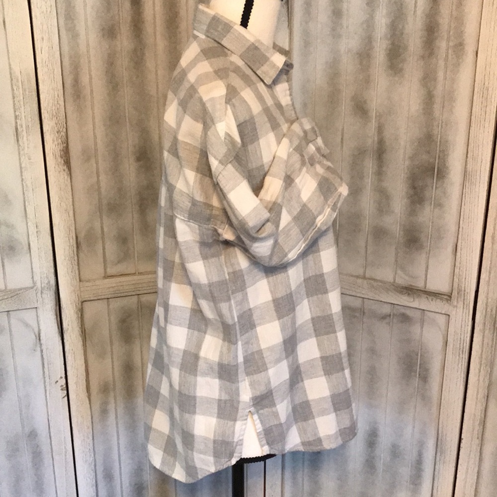 3/$10 Old Navy The Boyfriend Shirt - Picture 2 of 5